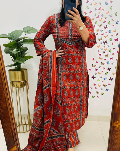 NEW 2 COLOUR LUNCHING Voluminous Beutiful Suit Set